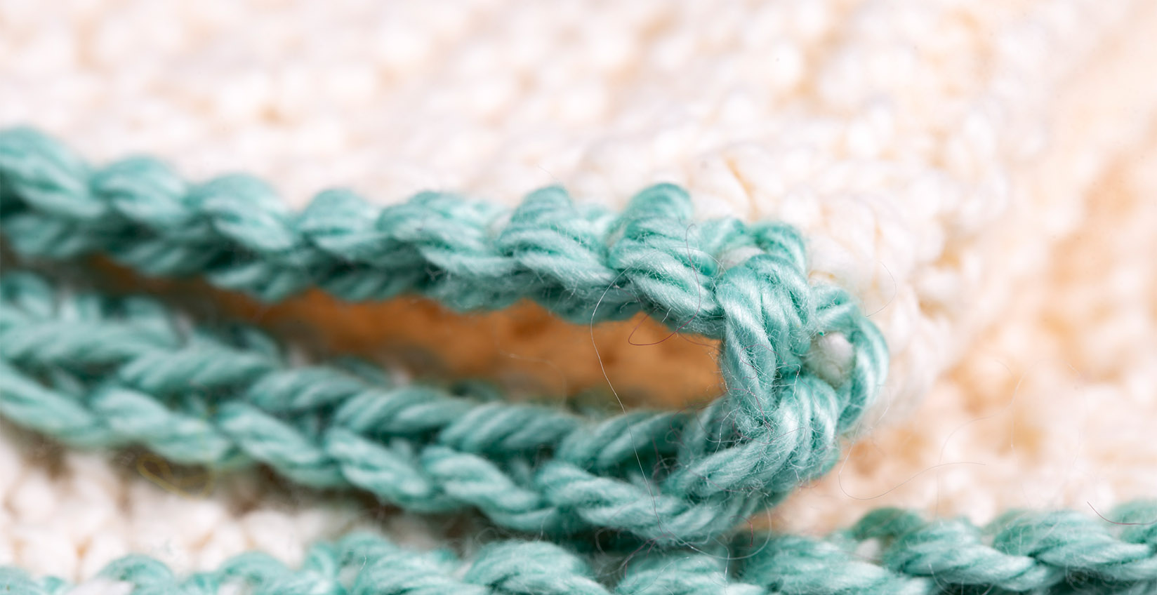 Prächtige Strickarbeiten aus Wolle in angesagten Farben